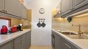 Een koelkast, een magnetron, een oven, een kookplaat