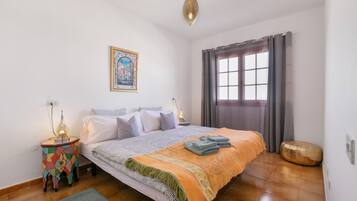 1 dormitorio, tabla de planchar con plancha, wifi y ropa de cama