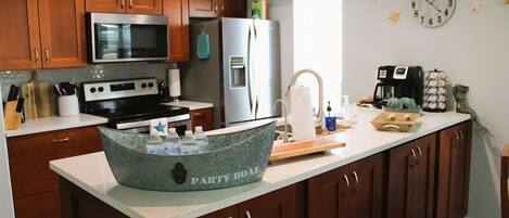 冷蔵庫、電子レンジ、オーブン、コンロ