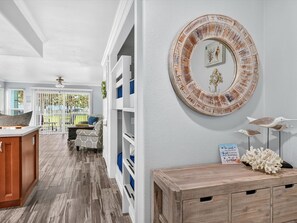 Een modern interieur met een houten kast, een ronde wandversiering en uitzicht op het buitenland.