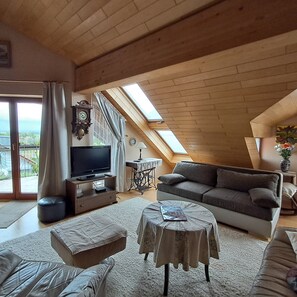 TV - Apartment Ferien-Studio Säntisblick with Lake and Alpine Views, Balcony, and Wi-Fi (Radolfzell am Bodensee)