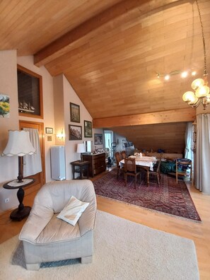 TV - Apartment Ferien-Studio Säntisblick with Lake and Alpine Views, Balcony, and Wi-Fi (Radolfzell am Bodensee)