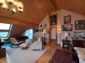 TV - Apartment Ferien-Studio Säntisblick with Lake and Alpine Views, Balcony, and Wi-Fi (Radolfzell am Bodensee)