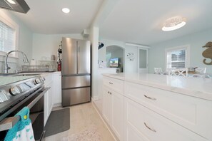 Fridge, microwave, oven, stovetop - Mariner's Light by Seaside Vacations & Sales (Chincoteague Island)