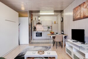 Fridge, oven, stovetop, coffee/tea maker - Apartment 'Quality Time at 1000 Meters' with Park View, Balcony and Wi-Fi (Schönwald im Schwarzwald)