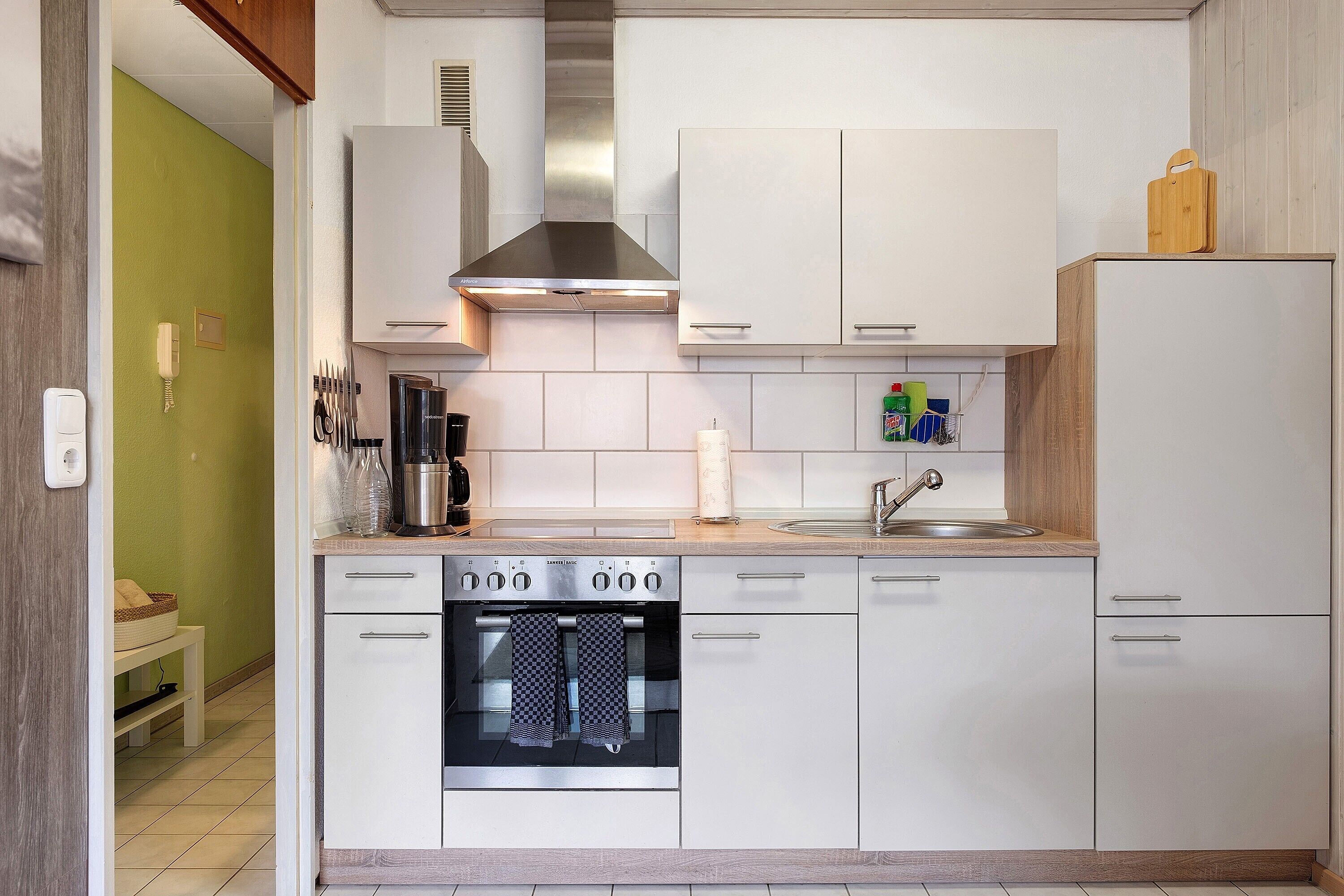 Fridge, oven, stovetop, coffee/tea maker