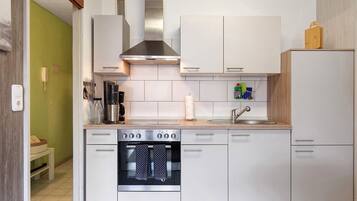 Fridge, oven, stovetop, coffee/tea maker