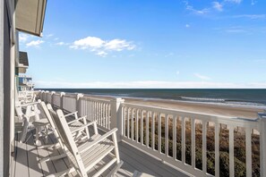 Property grounds - La Grande Dame - Oceanfront 8BR, Private Pool, Elevator, Game Room + Theater (North Topsail Beach)