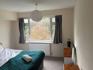 4 bedrooms, iron/ironing board, free WiFi, bed sheets - Tranquil Wolves Retreat With 4 Bedrooms (Wolverhampton)