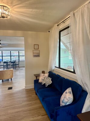 Living area - Harry's River House “The charm of the river” (New Port Richey)