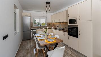 Køleskab, mikrobølgeovn, ovn, kogeplade