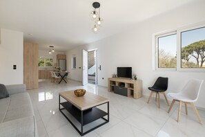 Una televisión, una mesa de tenis de mesa