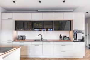 Frigorífico, horno, placa de cocina y lavavajillas