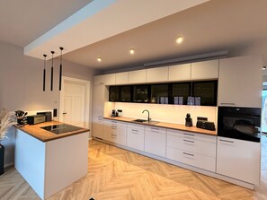 Refrigerador, horno, parrilla de estufa y lavavajillas 