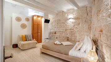 Deluxe-Apartment, Balkon, Stadtblick | Laptopgeeigneter Arbeitsplatz, Verdunkelungsvorhänge