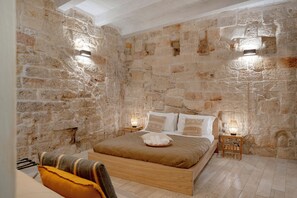 Leilighet – deluxe, balkong, byutsikt | Skrivebord for bærbar PC, blendingsgardiner og strykejern/-brett