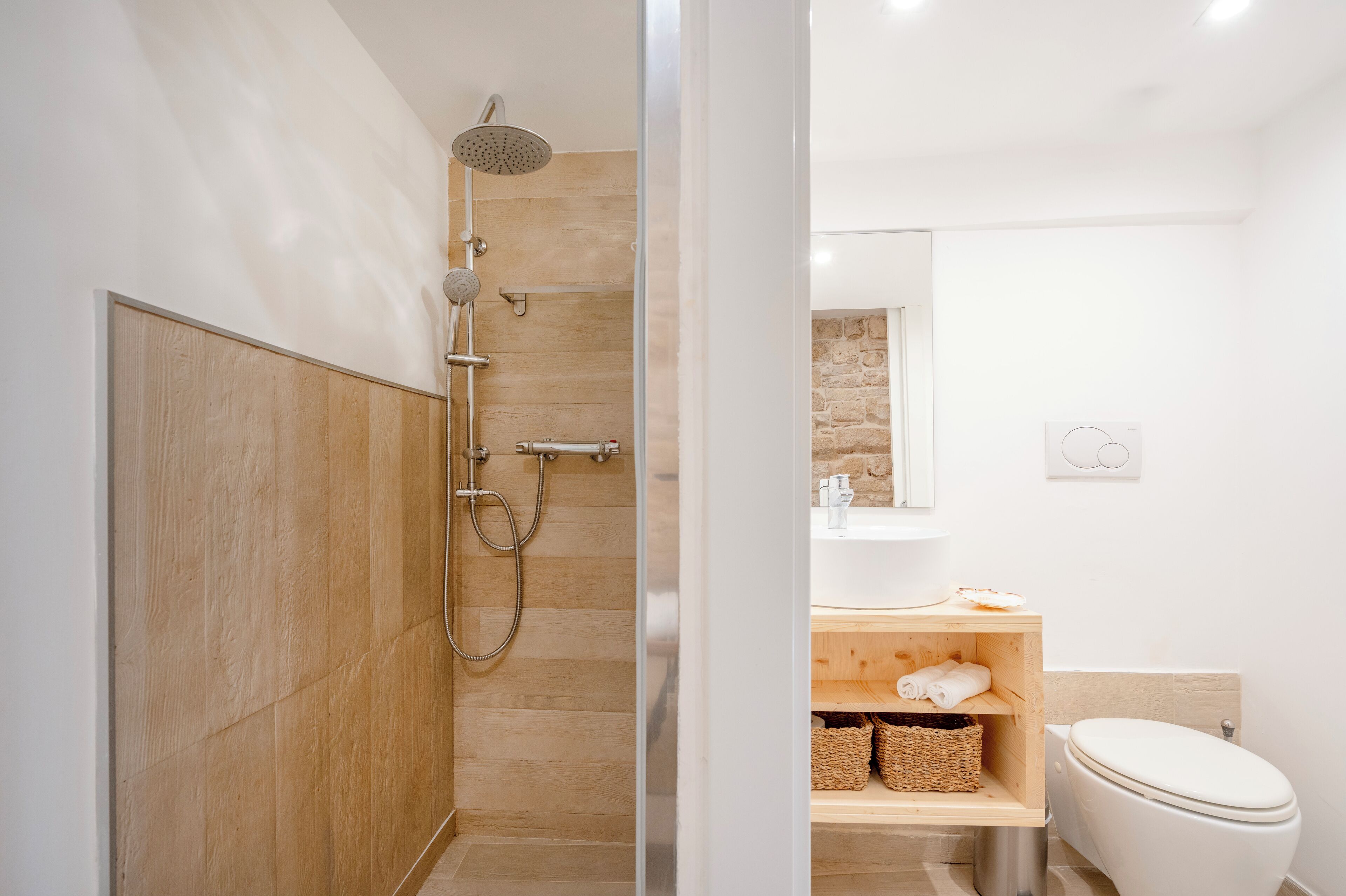 Superior-Apartment, Balkon, Stadtblick | Badezimmer | Dusche, Haartrockner, Handtücher, Seife