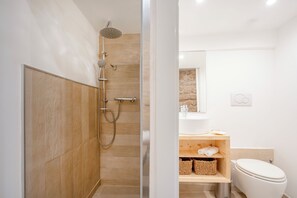 Superior-Apartment, Balkon, Stadtblick | Badezimmer | Dusche, Haartrockner, Handtücher, Seife