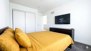 1 bedroom, WiFi - Bedroom (Queen bed) within shared space (Brampton)