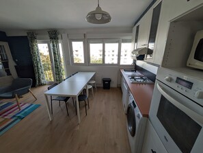 Réfrigérateur, micro-ondes, four, lave-vaisselle