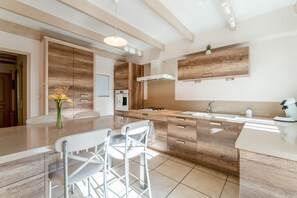 Frigorífic, microones, forn i placa de cuina 