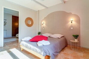 3 bedrooms, iron/ironing board, WiFi, bed sheets