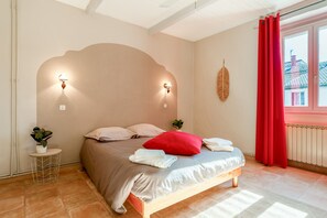3 slaapkamers, een strijkplank/strijkijzer, wifi, beddengoed