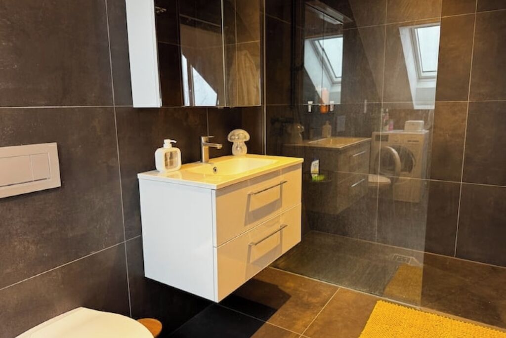 Douche, sèche-cheveux, bidet, serviettes fournies