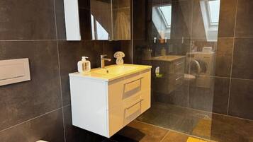 Douche, sĂšche-cheveux, bidet, serviettes fournies