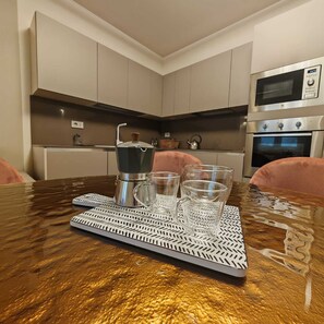 Deluxe-Apartment, Hügelblick | Eigene Küche