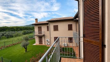 Superior-Apartment, Balkon, Hügelblick | Terrasse/Patio