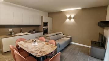 Deluxe Apartment, Hill View | Living area