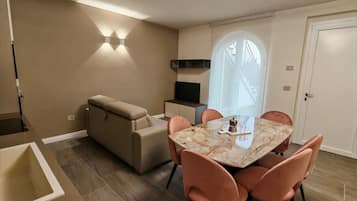 Deluxe appartement, uitzicht op heuvels | Dineren