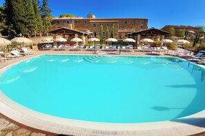 Seasonal outdoor pool, open 8:00 AM to 8:00 PM, pool umbrellas - Residence with swimming pool in Campiglia Marittima (Campiglia Marittima)