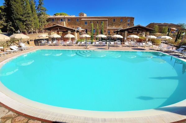 Seasonal outdoor pool, open 8:00 AM to 8:00 PM, pool umbrellas