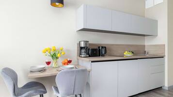 Réfrigérateur, micro-ondes, plaque de cuisson, lave-vaisselle