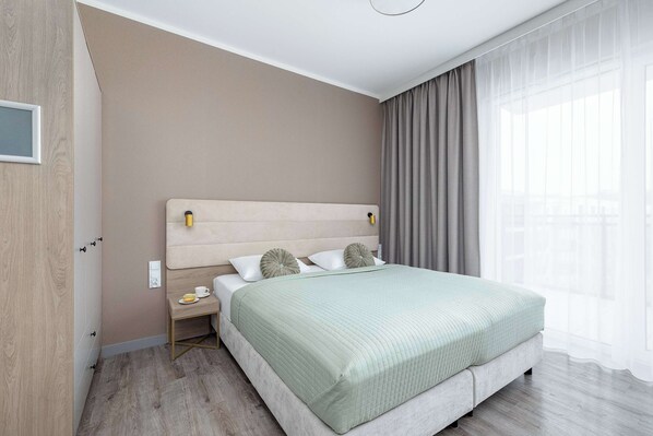 Een strijkplank/strijkijzer, wifi, beddengoed