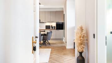 Fridge, oven, stovetop, dishwasher