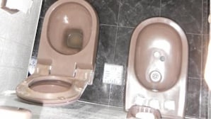 Ein Badezimmer mit Toilette, Bidet und Waschbecken.