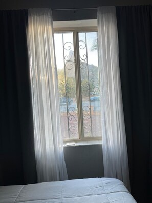 3 bedrooms, iron/ironing board, WiFi, bed sheets - Enjoyable 3-bedroom house with AC in quiet Tucson neighborhood (Tucson)