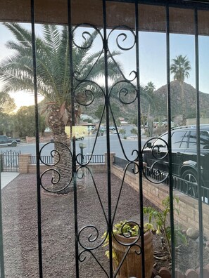 Property grounds - Enjoyable 3-bedroom house with AC in quiet Tucson neighborhood (Tucson)