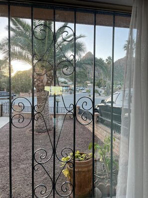 Interior - Enjoyable 3-bedroom house with AC in quiet Tucson neighborhood (Tucson)