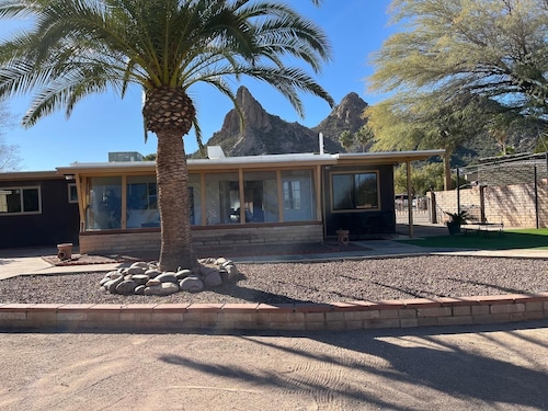 Enjoyable 3-bedroom house with AC in quiet Tucson neighborhood