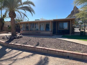 Exterior - Enjoyable 3-bedroom house with AC in quiet Tucson neighborhood (Tucson)