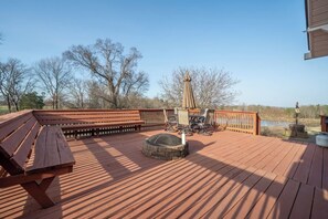 Outdoor dining - Stunning Views Gated Mountain Retreat 20 Acres (Garland County)