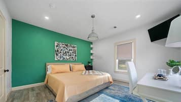 3 slaapkamers, een bureau, een strijkplank/strijkijzer, reisbedje