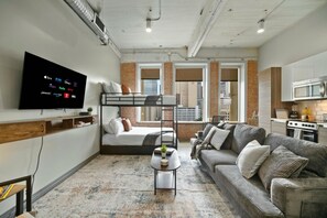 2 habitaciones, escritorio y tabla de planchar con plancha 