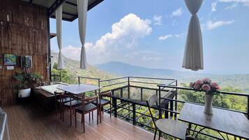 Classic Room, Lanai, Hill View | Bathroom