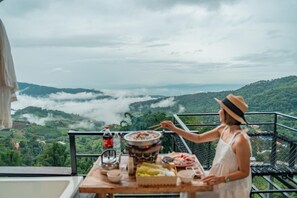 Outdoor dining - Mon Sa Kiang Dao Chiang Mai (Pong Yaeng)