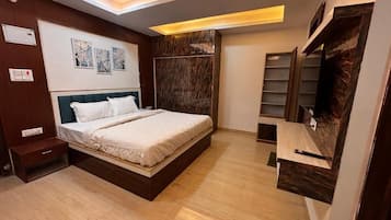 Escritorio, cortinas blackout y tabla de planchar con plancha